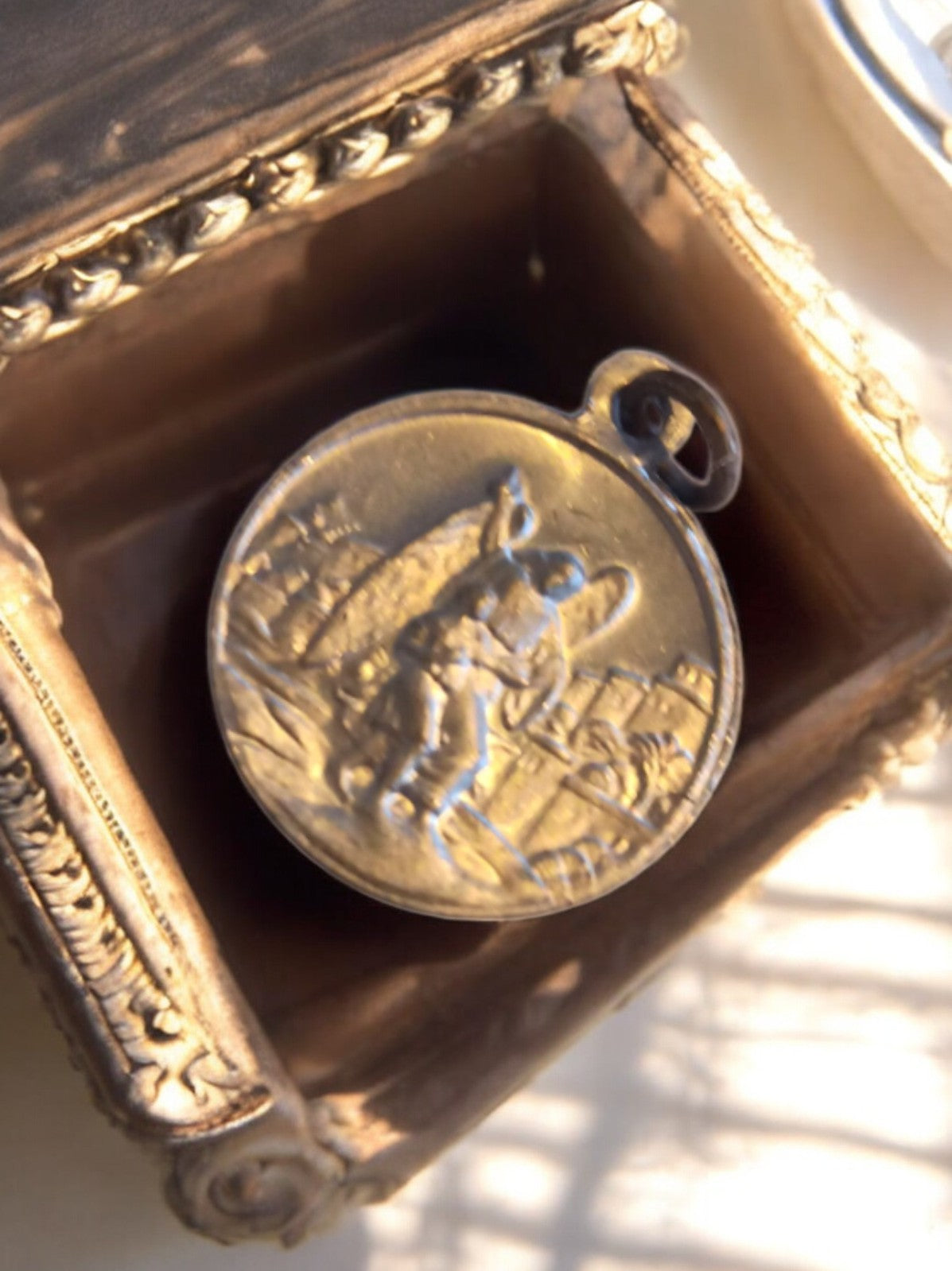 Médaille religieuse ancienne Saint Michel archange dorée vintage catholique