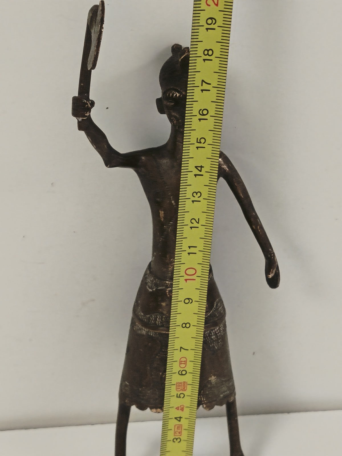 Ancienne statue africaine bronze homme debout arme, art tribal, sans socle