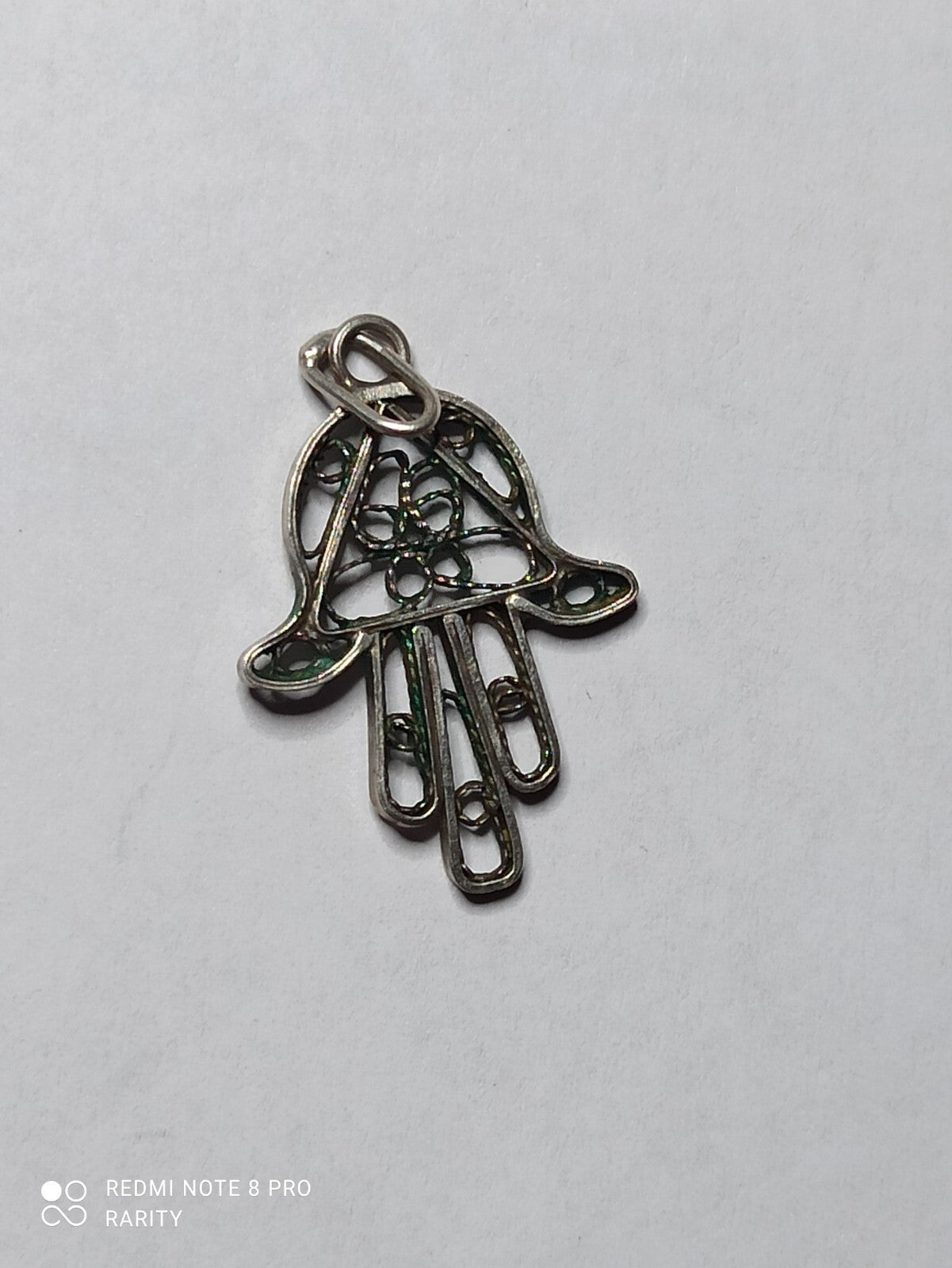 Pendentif Main de Fatma ajouré vintage motif floral, aspect métal argenté