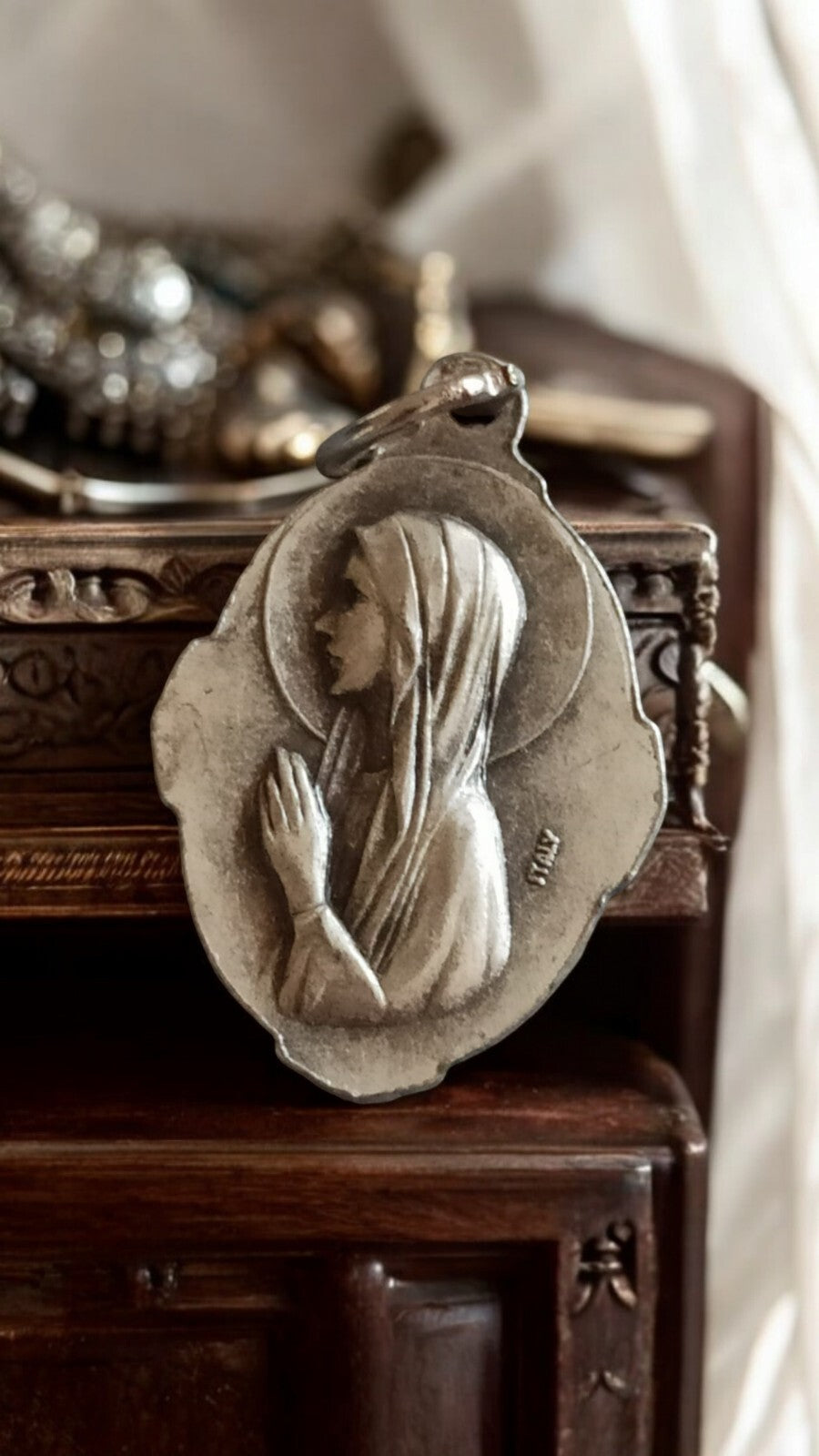 Médaille religieuse ancienne bronze Vierge en prière médaillon vintage collectio