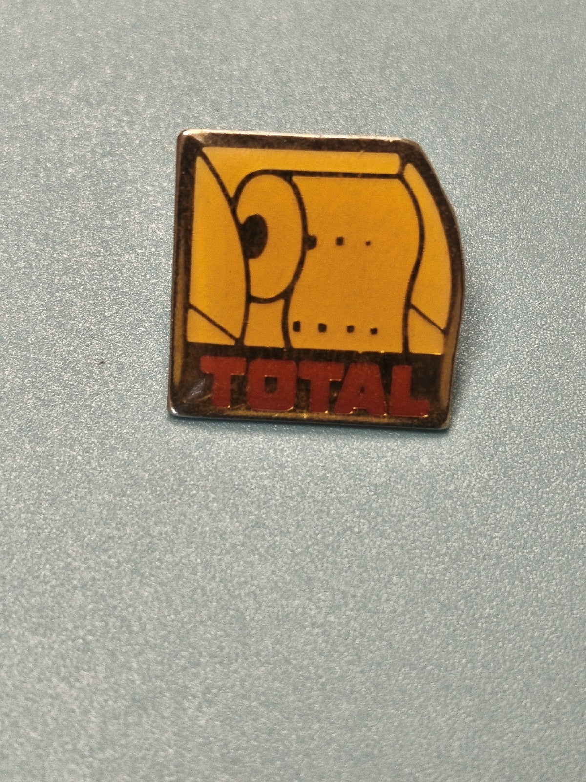 Vintage pin's TOTAL jaune logo rouleau ancien collection pétrolier (Ref 8)