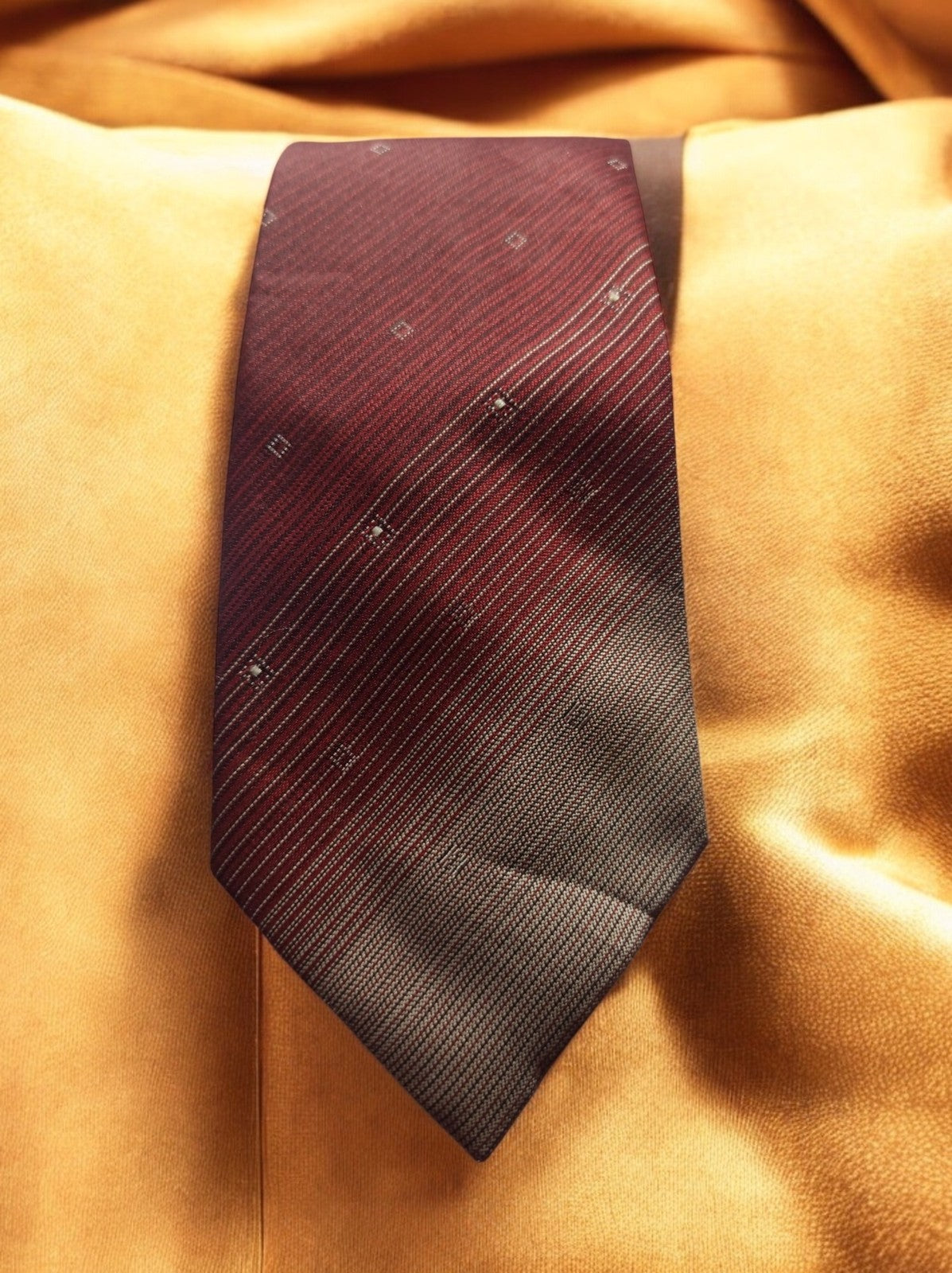 Cravate vintage Attilio bordeaux à motifs géométriques élégants