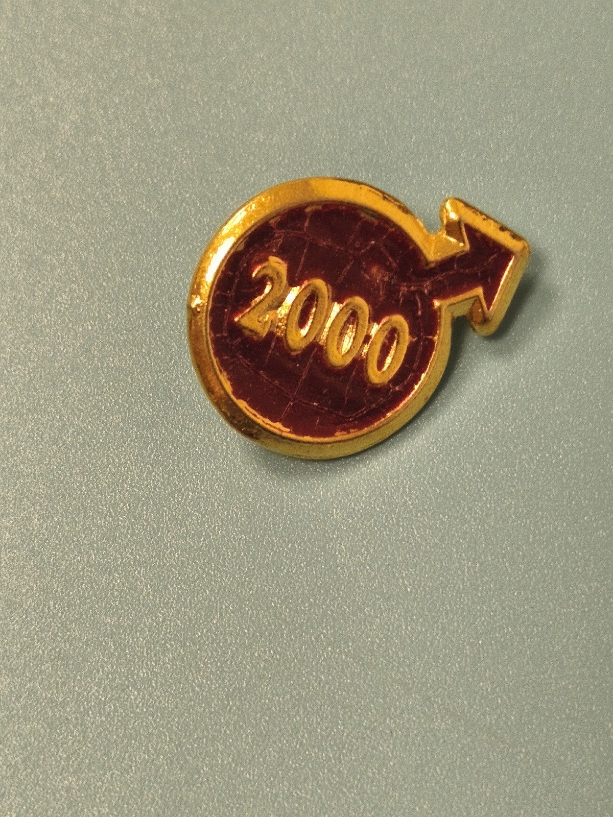 Vintage pin's année 2000 rouge doré, collection rétro, symbole flèche (Ref 6)