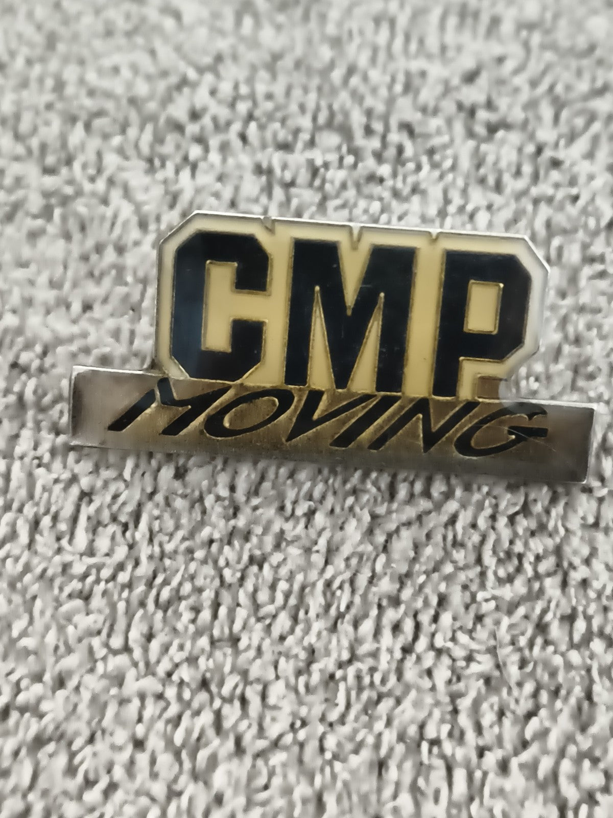 Pin's vintage CMP Moving lettrage noir doré badge ancien (Ref 4)