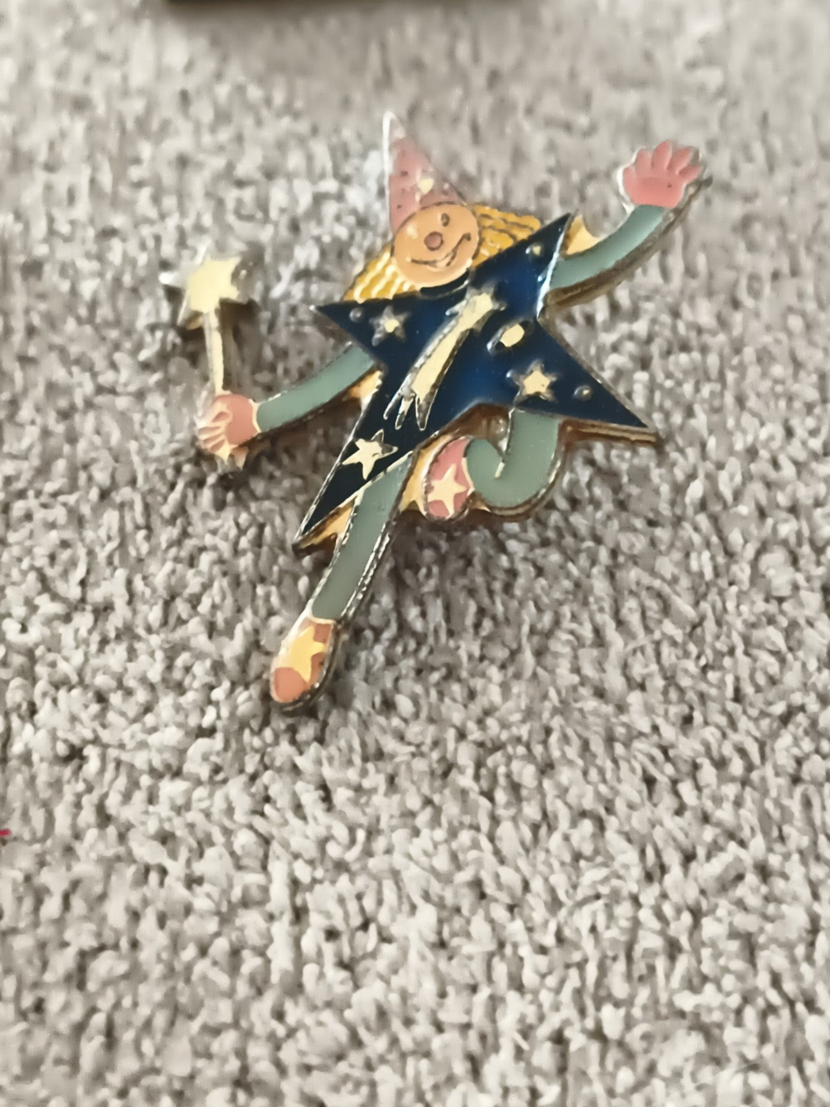 Pin's vintage magicien étoile émaillé enfant fantaisie (Ref 8)