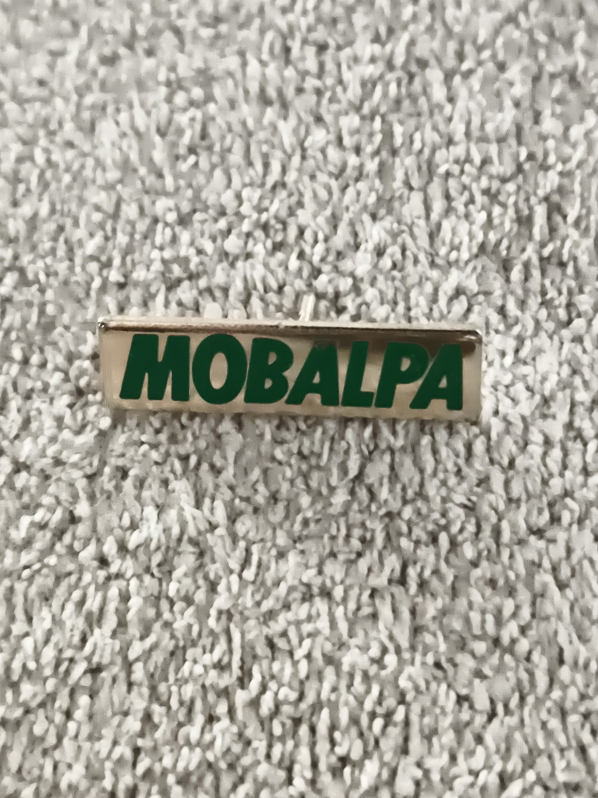 Pin's MOBALPA vintage lettrage vert badge ancien publicitaire (Ref 9)
