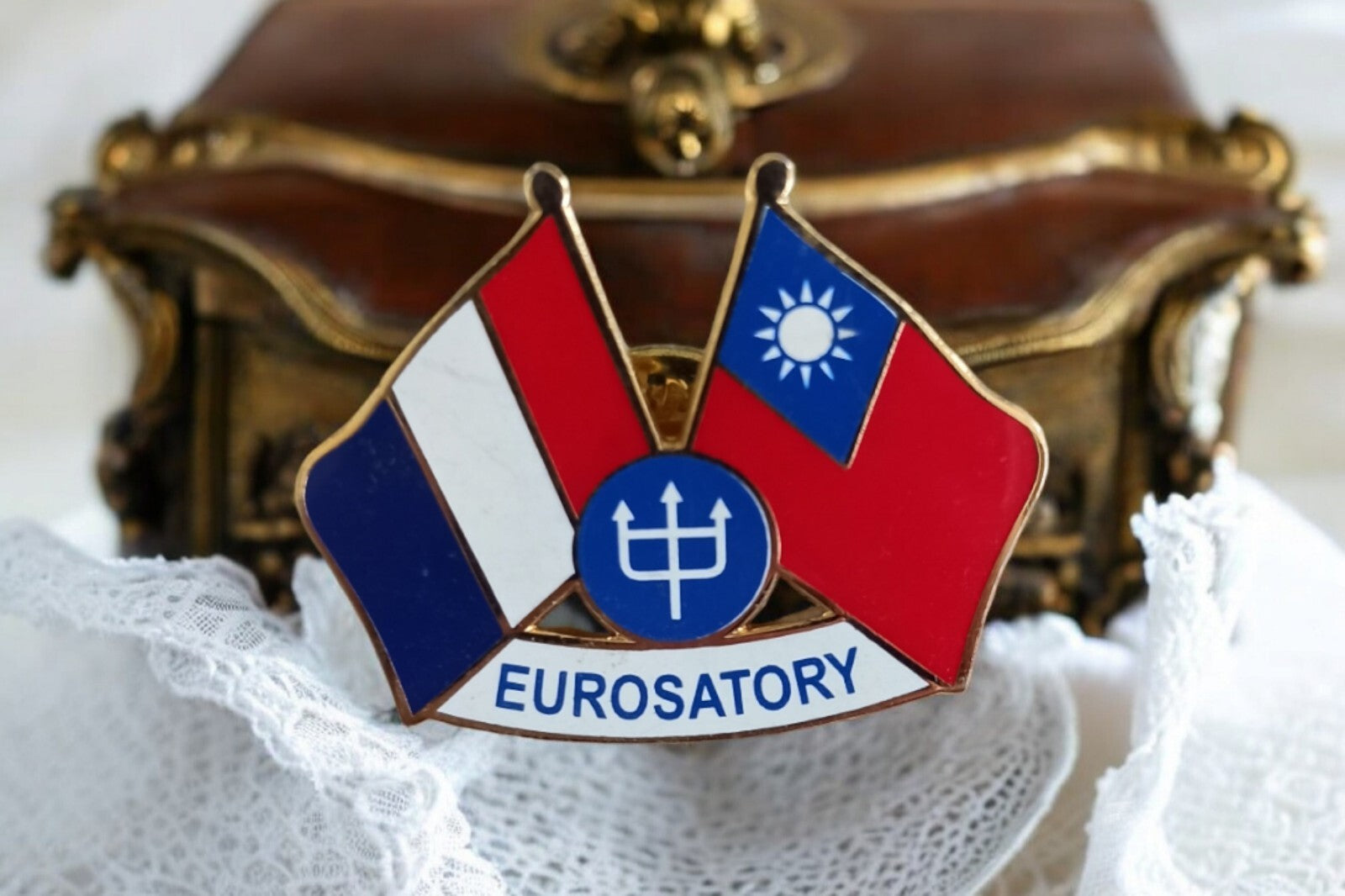 Pin's Eurosatory vintage drapeaux France Taïwan insigne ancien badge émaillé