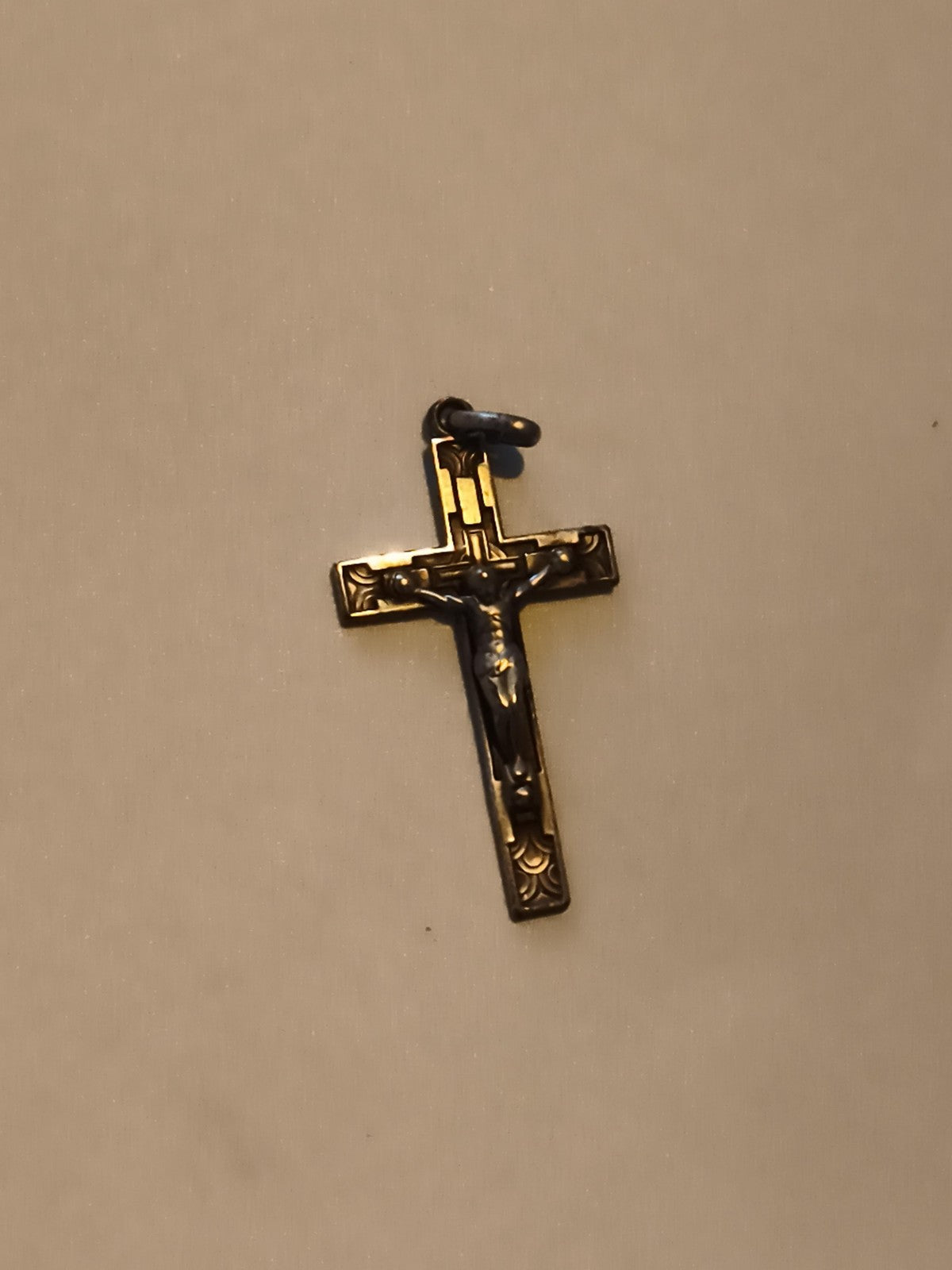 Petite croix ancienne pendentif Christ finition dorée style vintage religieux