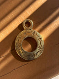 Pendentif vintage rond métal doré gravé années 50, bijou ancien rétro