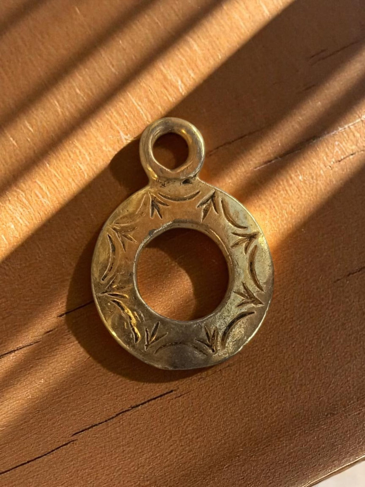 Pendentif vintage rond métal doré gravé années 50, bijou ancien rétro