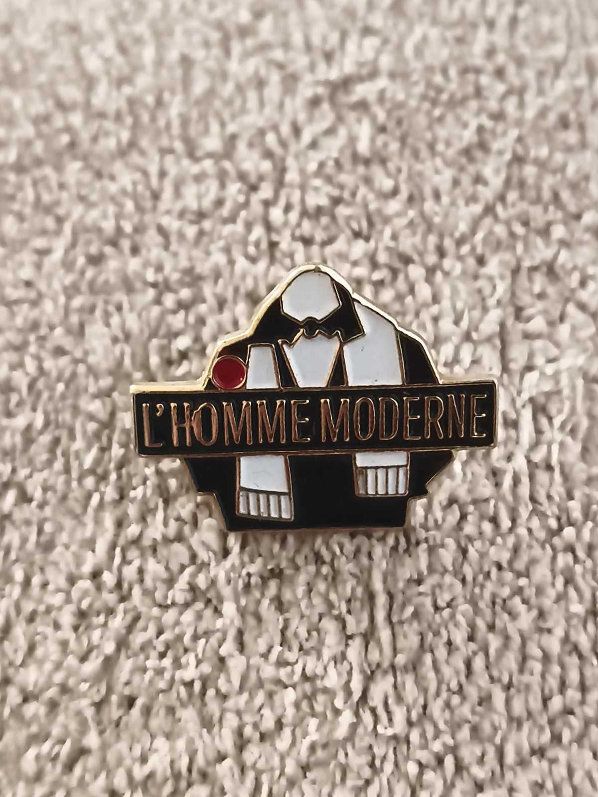 Pin's vintage L'Homme Moderne noir blanc doré badge années 80/90 (Ref 4)