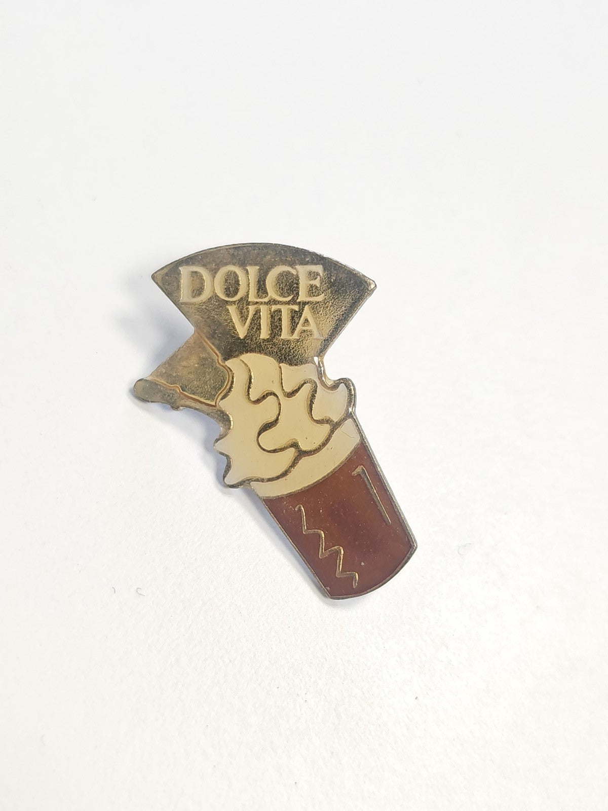 Pin's rétro Dolce Vita ancien, badge vintage collection années 80 rare occasion