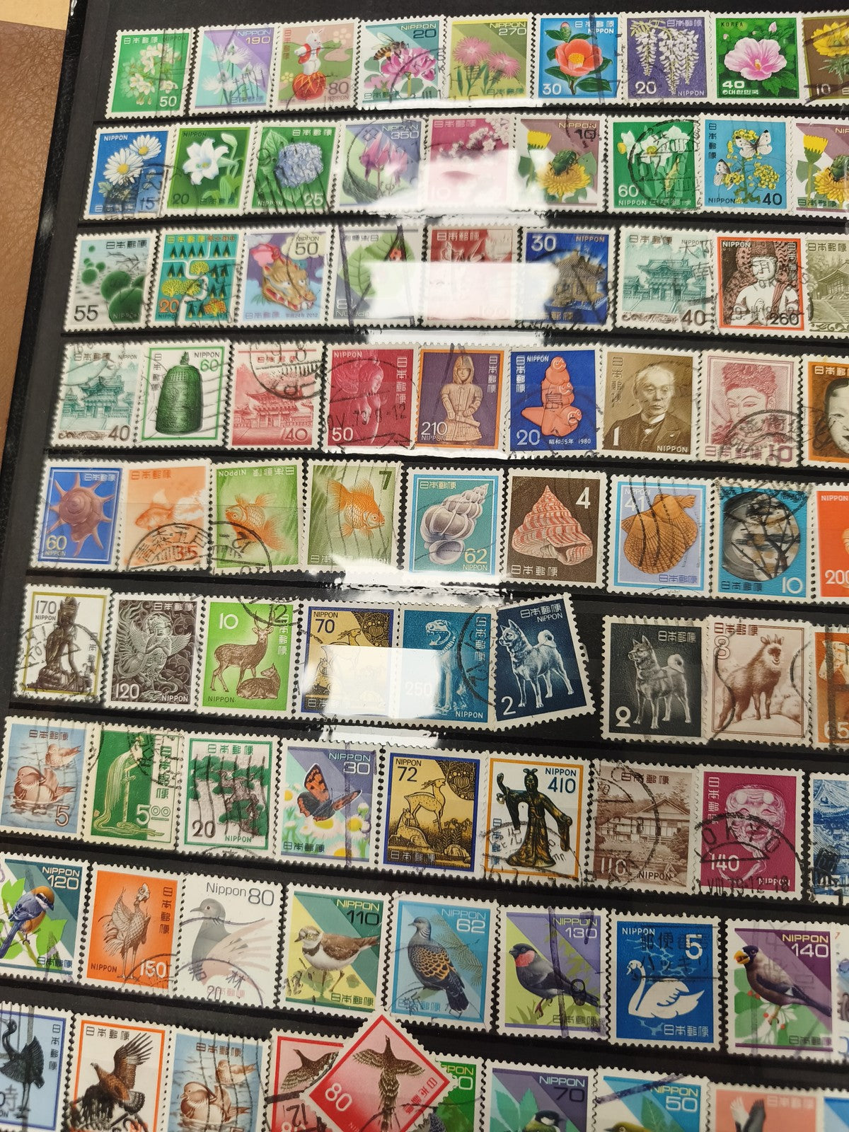 Lot de timbres japonais thématiques animaux, fleurs et personnages, multicolores