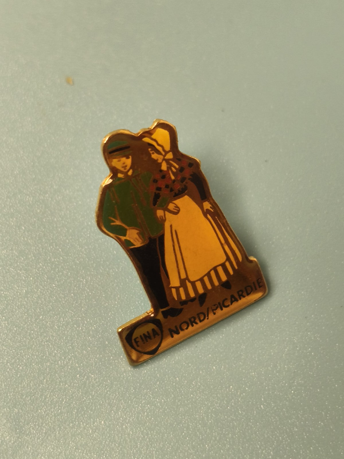 Pin's vintage FINA Nord Picardie costume régional ancien collection (Ref 13)