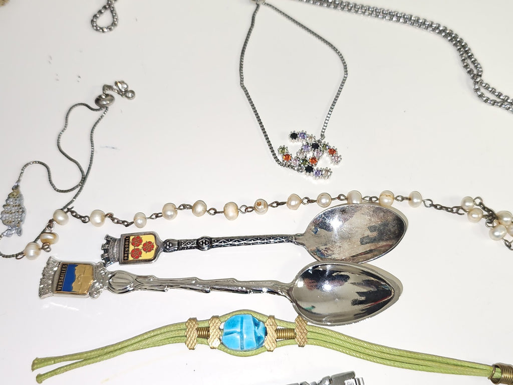 Lot bijoux fantaisie à trier, accessoires divers, parures, bijoux en vrac occasi
