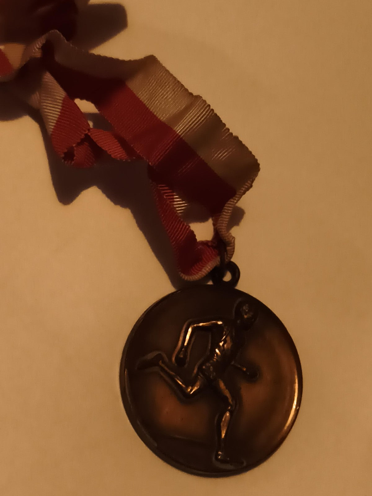 Médaille athlétisme coureur ruban rayé bronze aspect sport