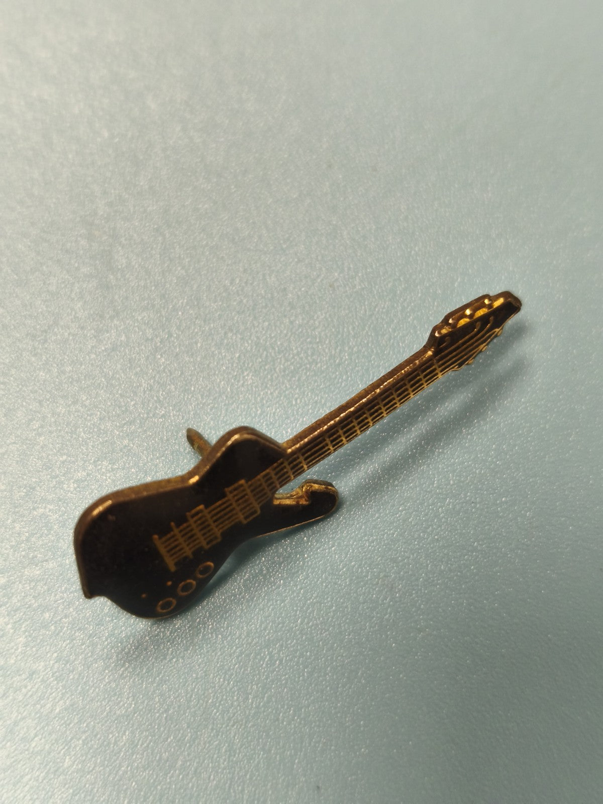 Pin's vintage guitare noire, forme électrique, collection musique rock