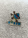 Pin's vintage KOKIN singe casquette bleu jaune badge années 90 (Ref 6)