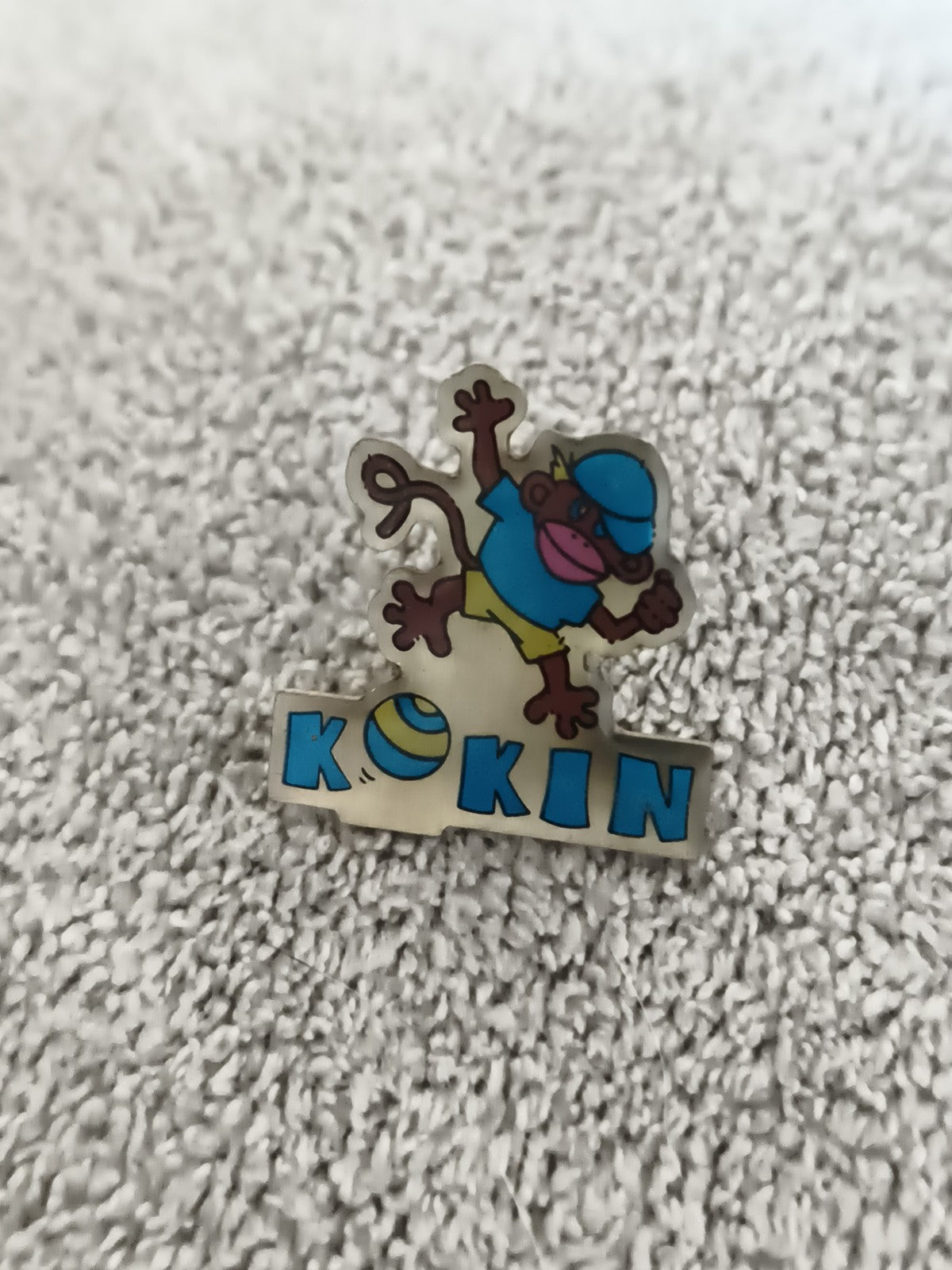 Pin's vintage KOKIN singe casquette bleu jaune badge années 90 (Ref 6)