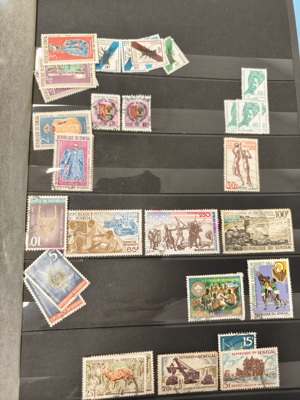 Lot anciens timbres Sénégal oblitérés ? thématiques variées, couleurs vives