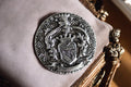 Bouton militaire doré blason héraldique relief écusson couronne insigne