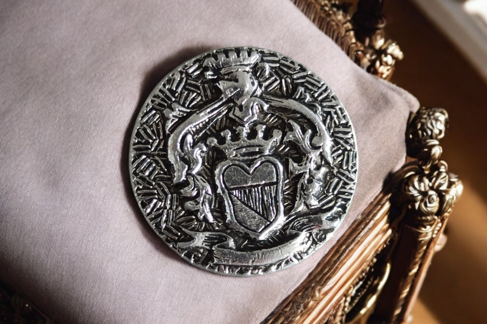 Bouton militaire doré blason héraldique relief écusson couronne insigne
