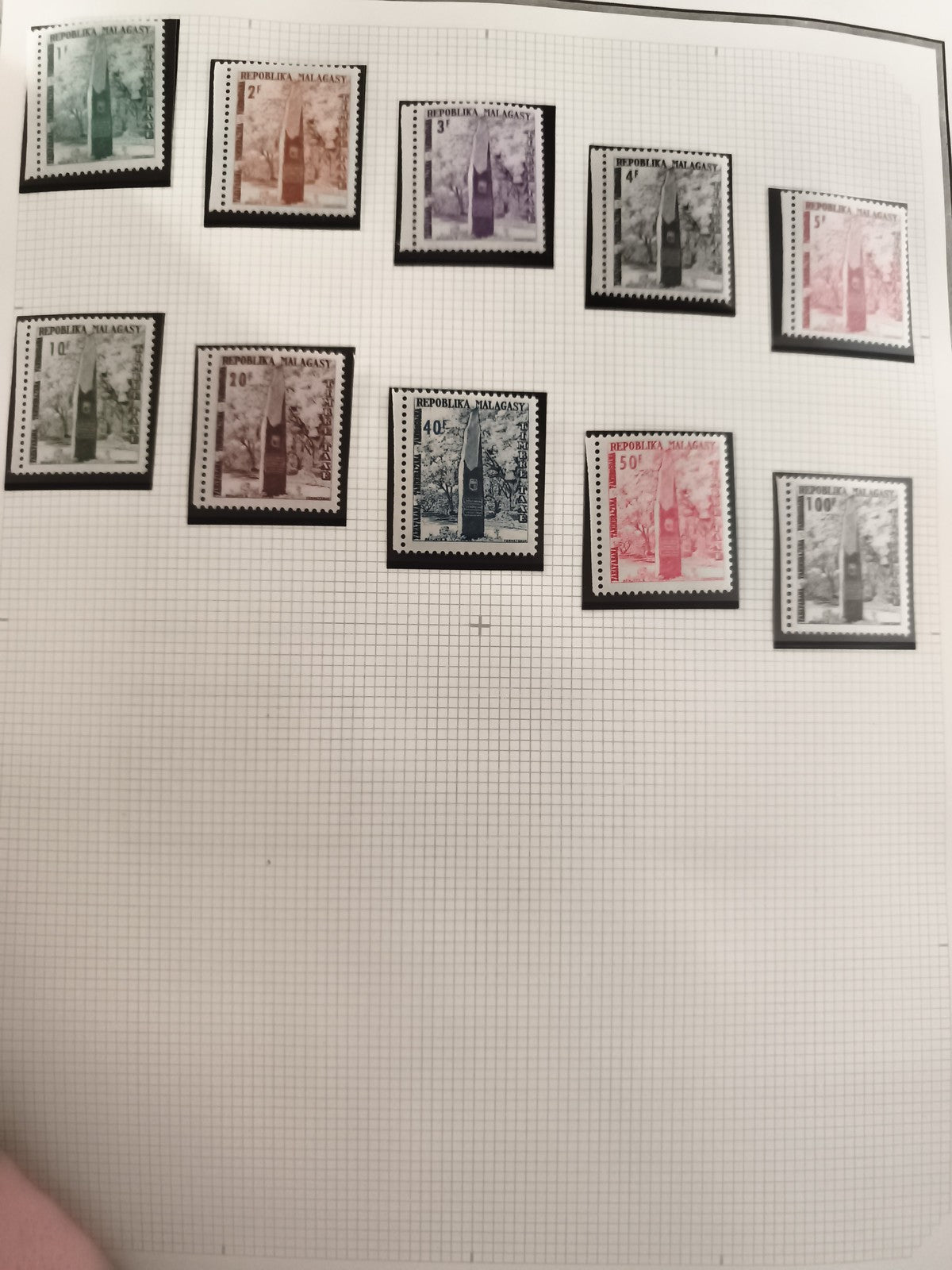 Timbres neufs République Malagasy série monument Madagascar anciens philatélie