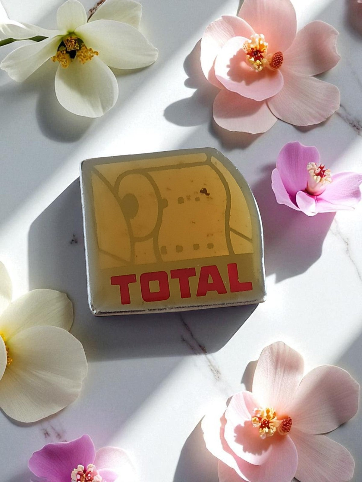 Pin's publicitaire TOTAL vintage édition limitée logo carré
