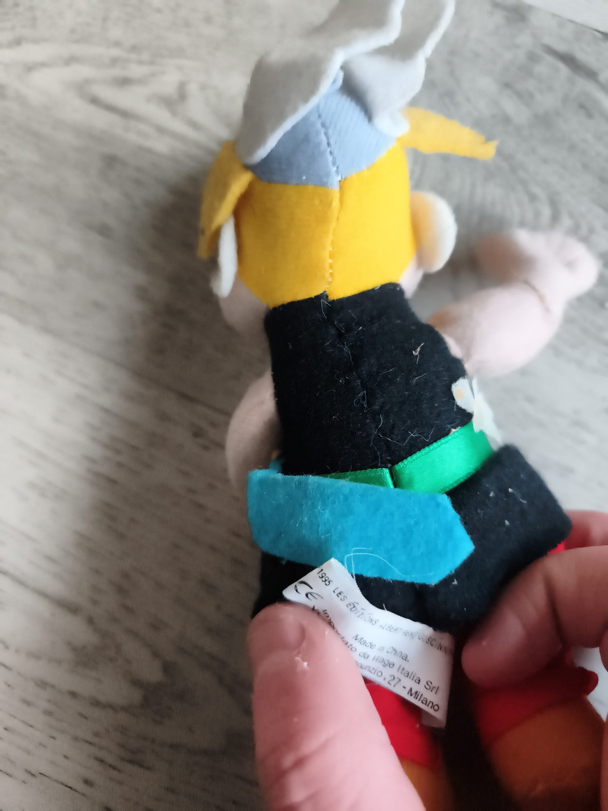Peluche Astérix vintage Parc Astérix costume noir jaune rouge