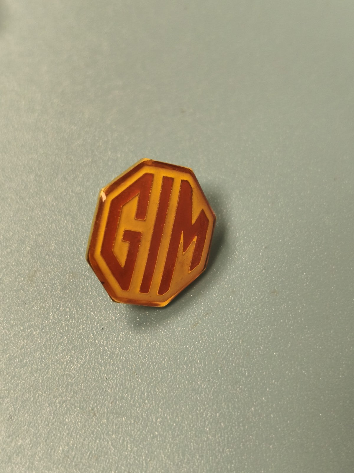 Vintage pin's GIM octogonal orange rétro collection badge ancien