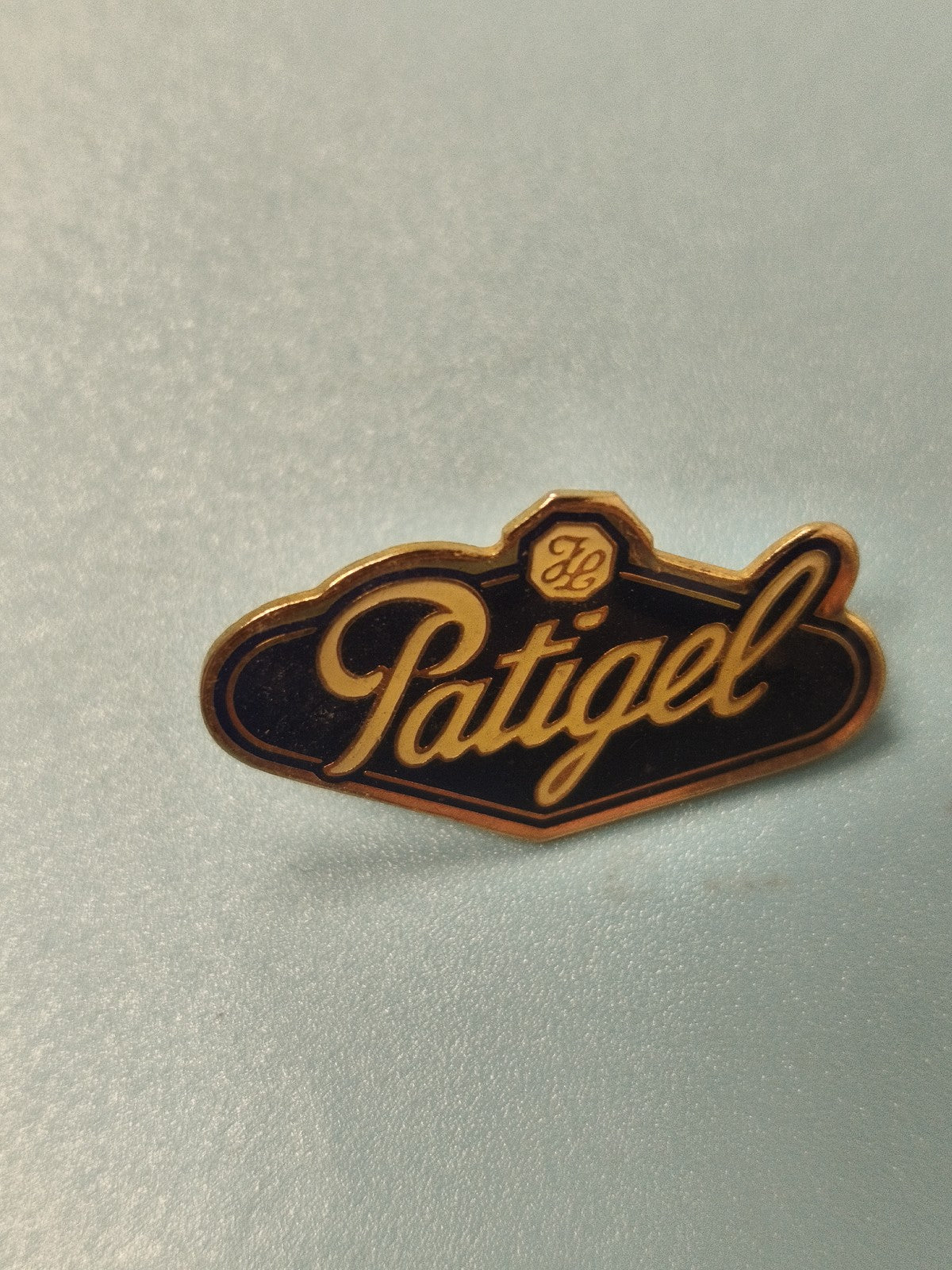 Vintage pin's Patigel logo ancien, collection publicitaire rétro (Ref 14)