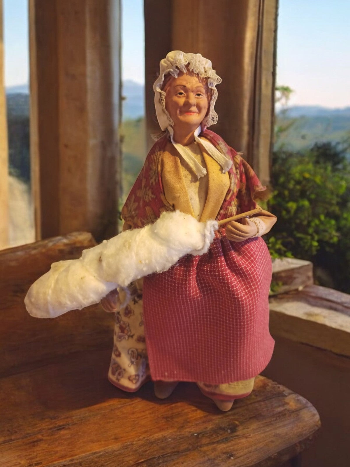 Santon de Provence 25cm Claude Carbonel argile, femme fileuse costume ancien