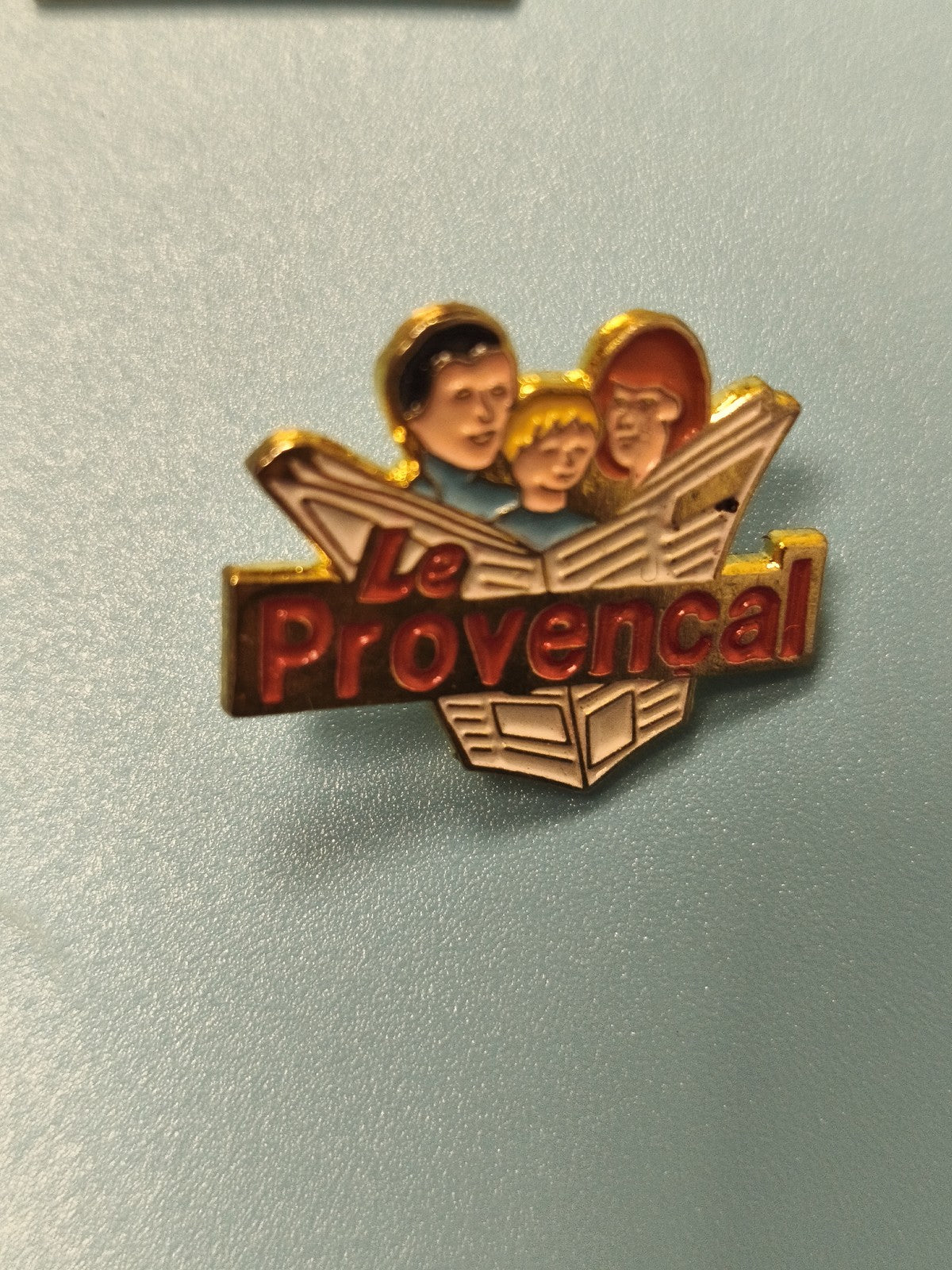 Pin's vintage Le Provençal, émaillé, collection journal presse française