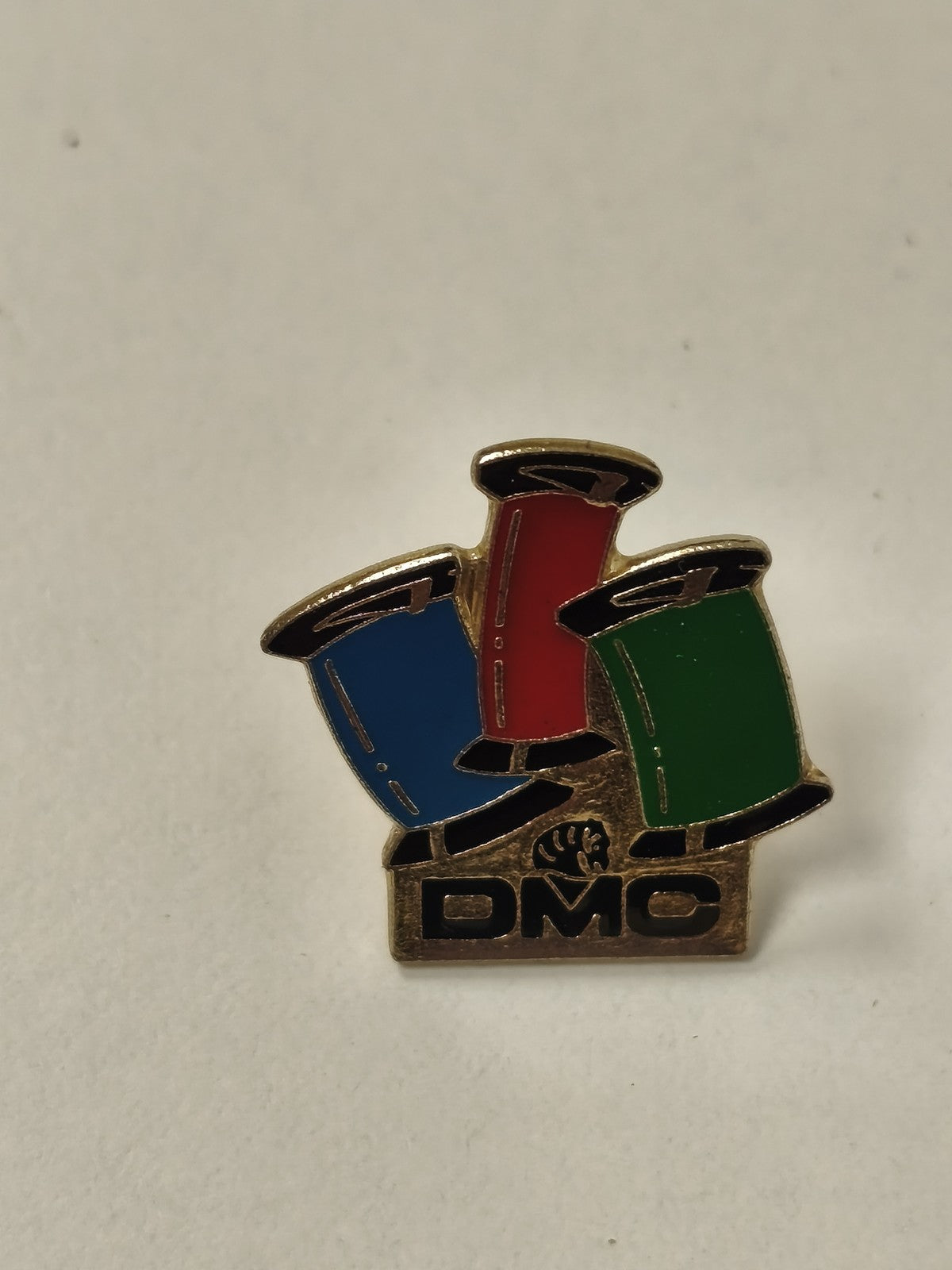 Pin's ancien DMC rétro, badge vintage collection broderie mercerie France