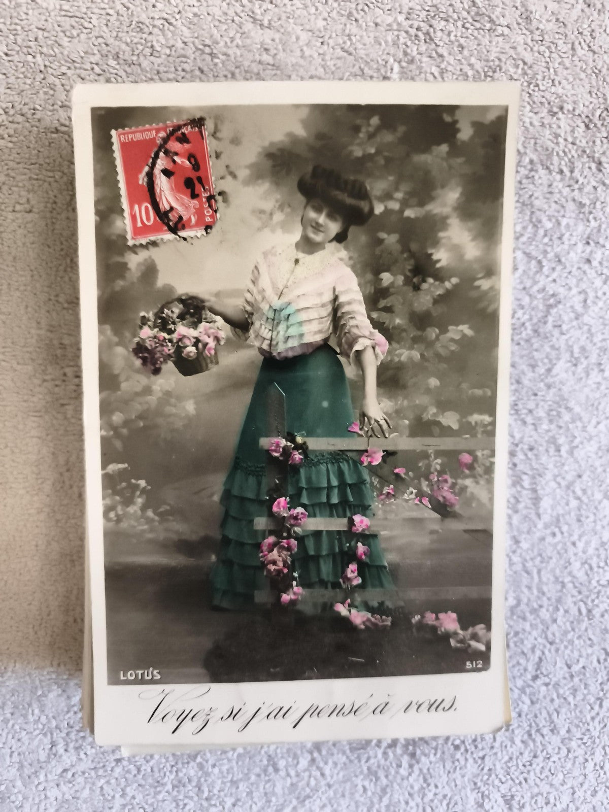 Carte postale ancienne CPA femme robe verte fleurs timbre 10c début XXe