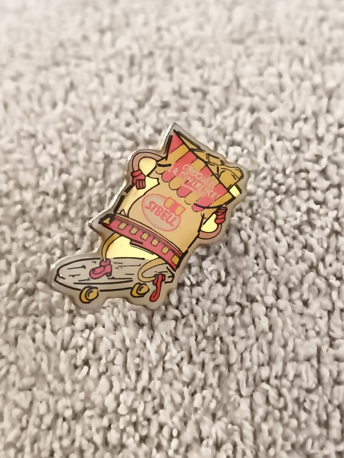 Pin's vintage SIBELL chips skate jaune rouge, snack publicitaire ancien (Ref 5)