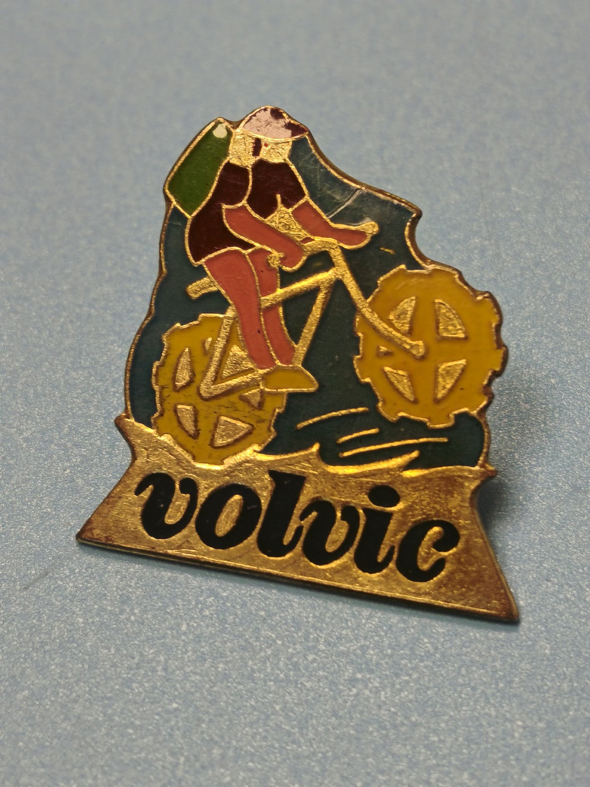 Vintage pin's Volvic cycliste, collection sport, émaillé, années 90