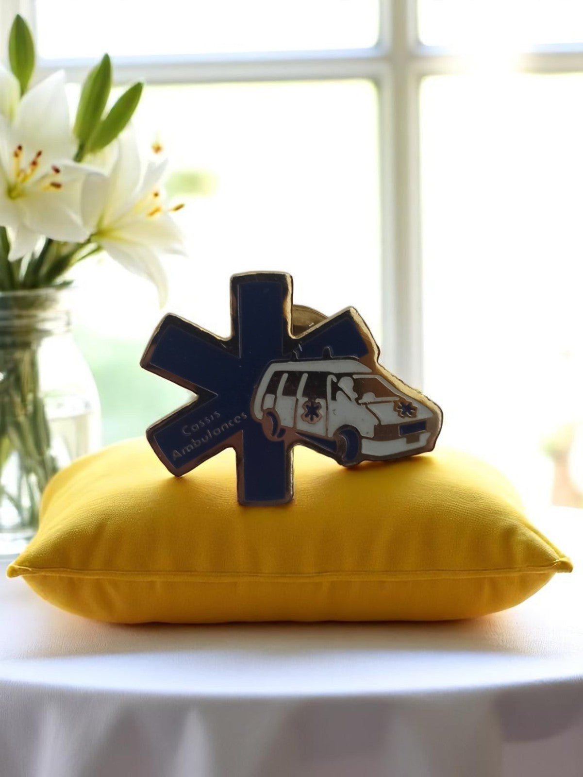 Pin's vintage ambulance Cassis Ambulances rétro bleu blanc