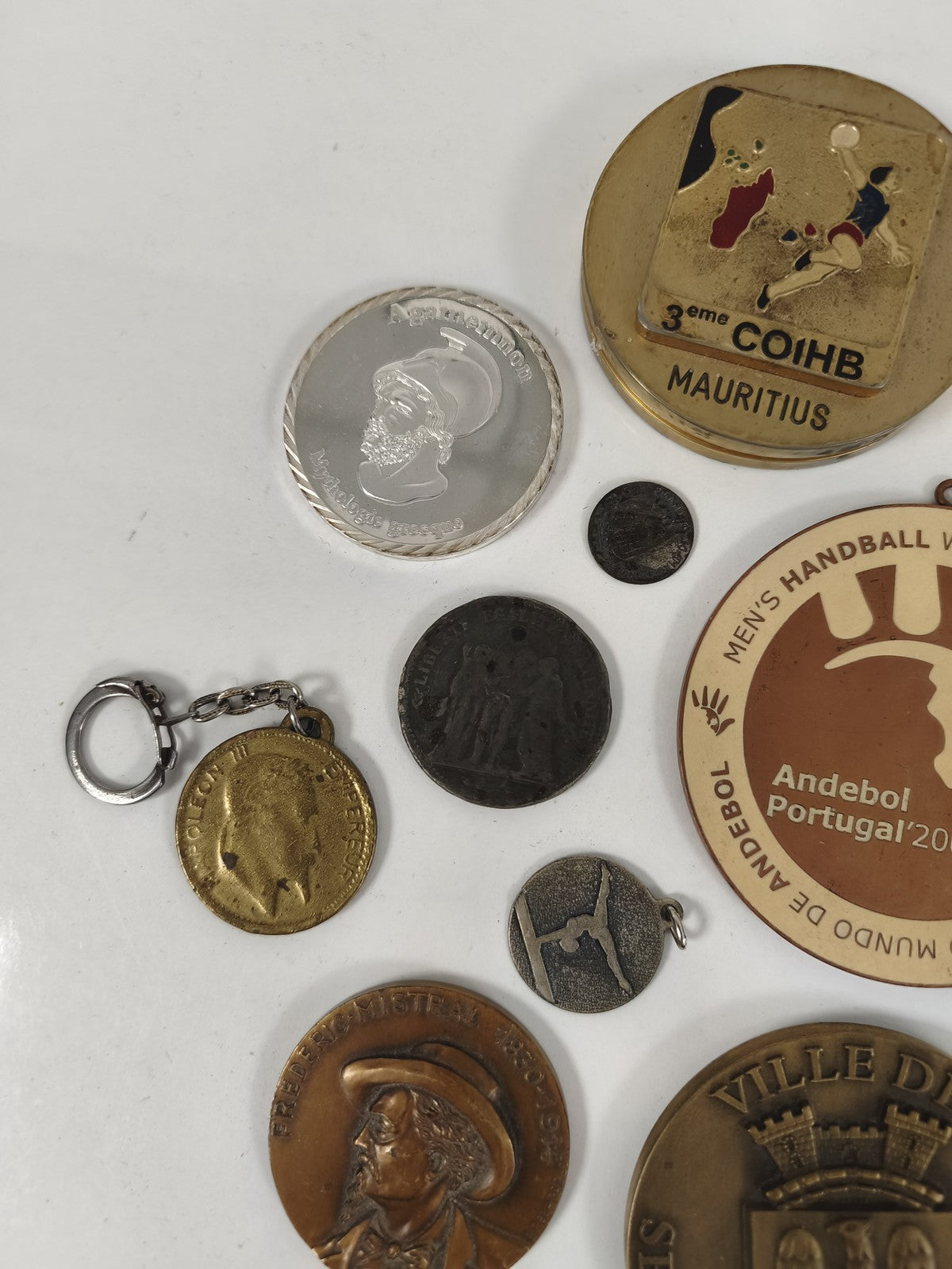 Lot anciennes médailles diverses sport, ville, commémoratives, pins vintage