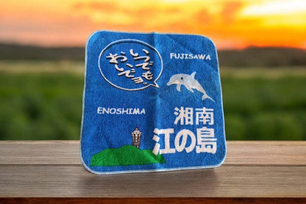 Serviette japonaise vintage Fujisawa Enoshima motif dauphin bleu ? import Japon