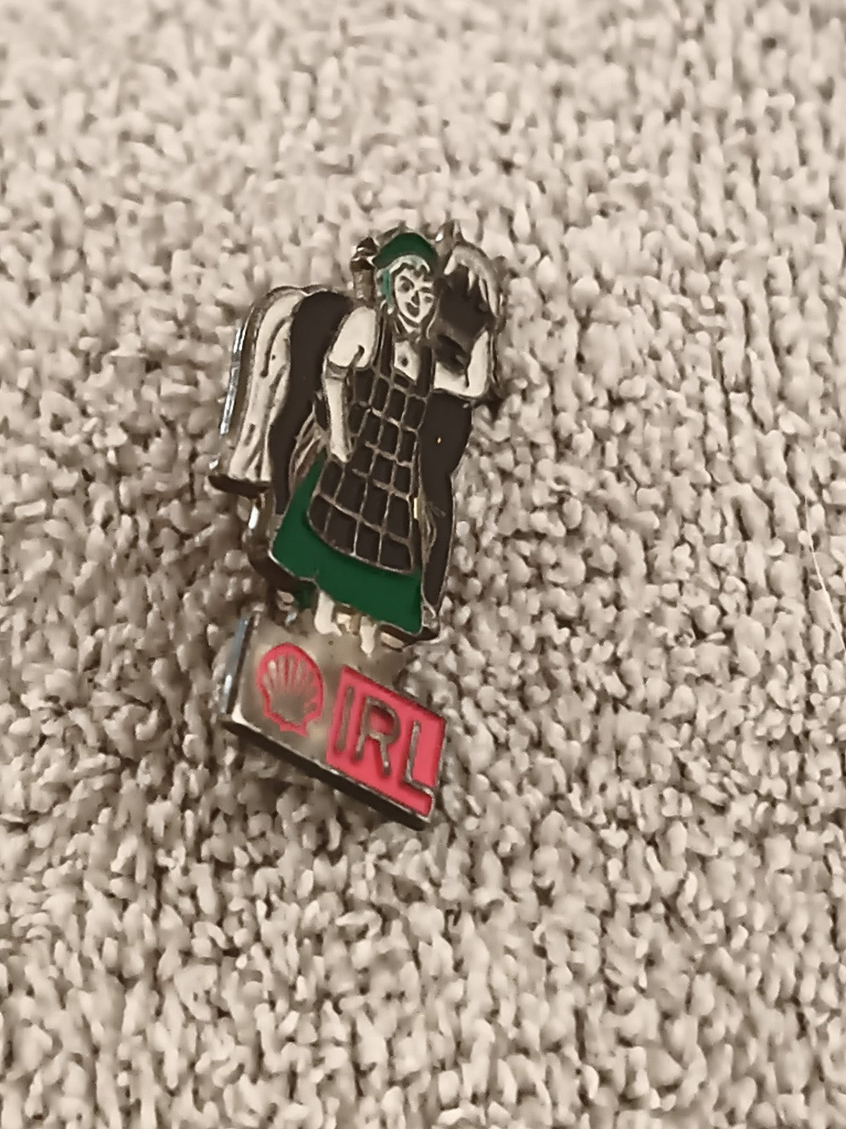 Pin’s vintage Shell IRL personnage irlandais émaillé vert noir (Ref 3)