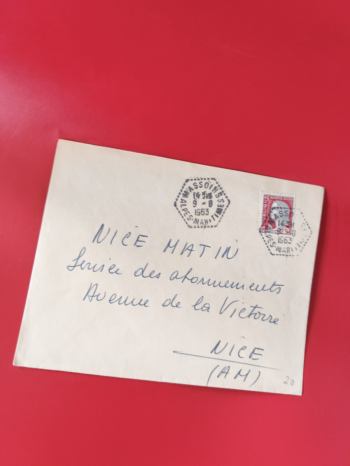 Enveloppe philatélie oblitérée Nice Matin avec timbre rouge manuscrite