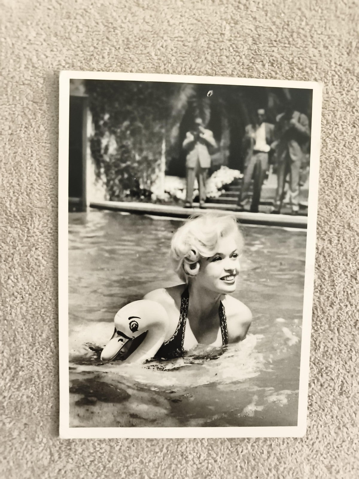 Carte postale ancienne photo Léo Morkine actrice piscine vintage noir et blanc