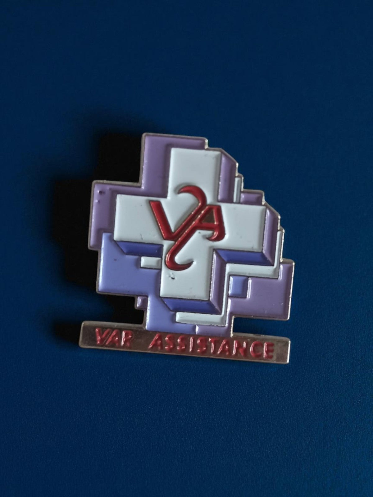Pin's ancien VAR ASSISTANCE croix émaillée rétro années 80 90 publicité
