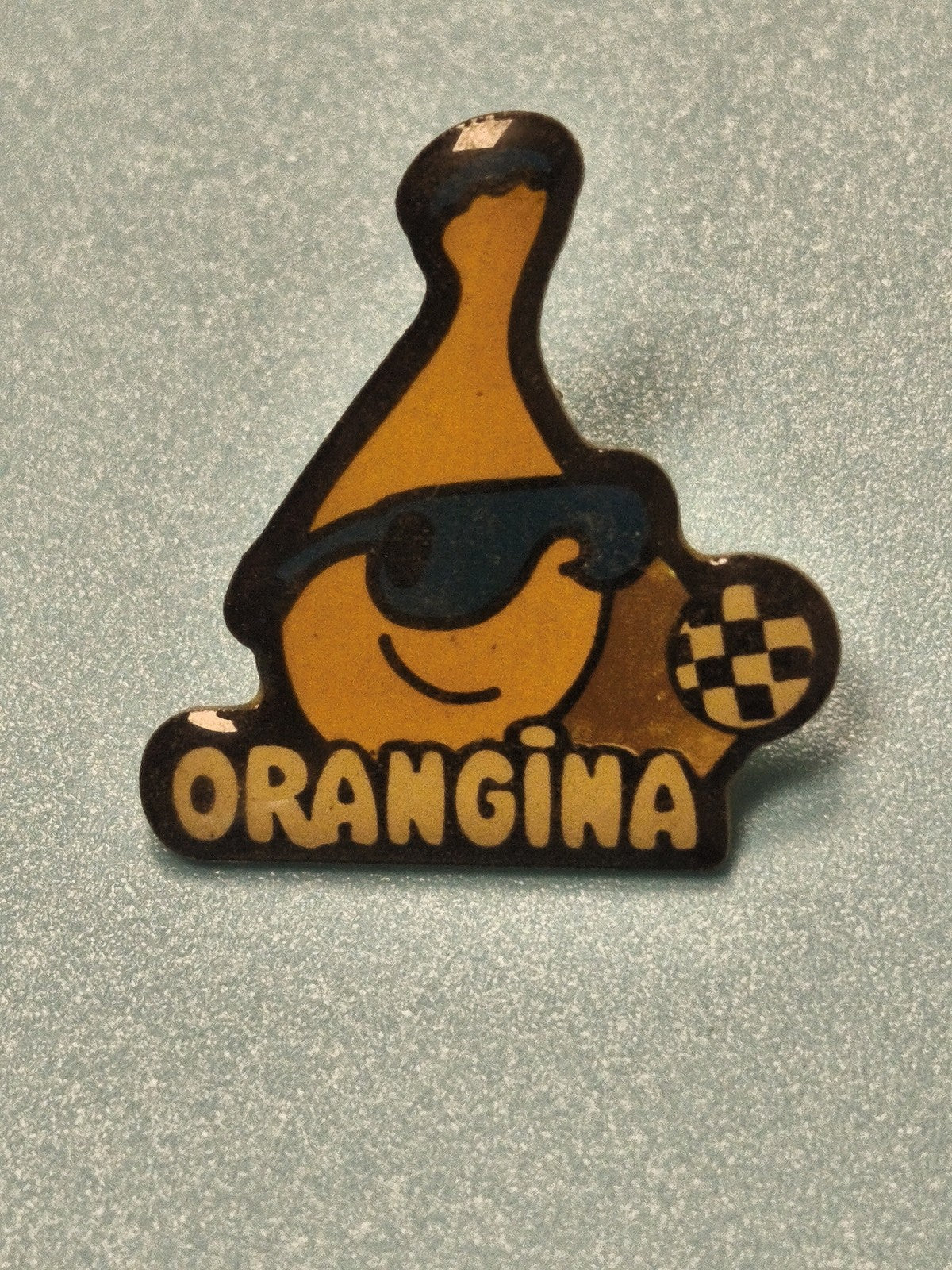 Pin's vintage Orangina mascotte bouteille jaune lunettes rétro collection