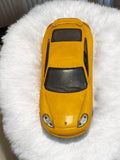 Voiture miniature Porsche jaune vintage ancien modèle rétro auto de collection