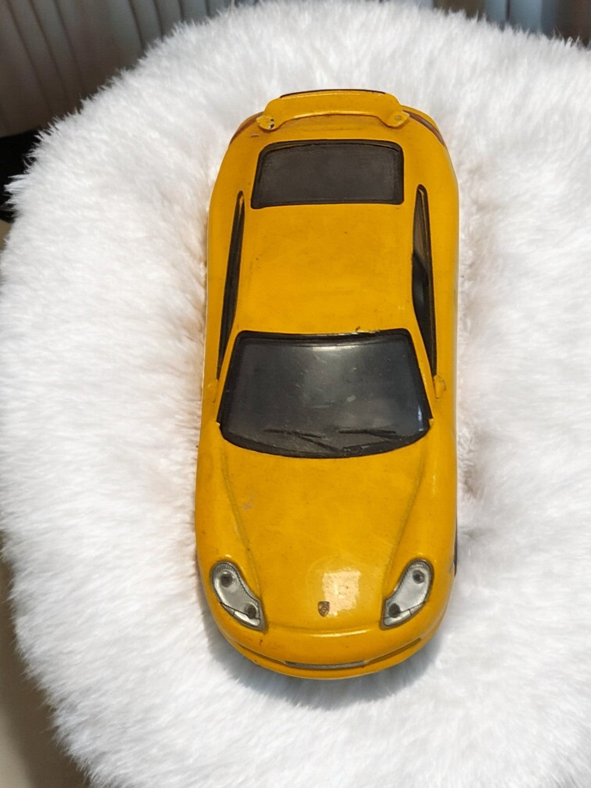 Voiture miniature Porsche jaune vintage ancien modèle rétro auto de collection