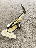 Pin's vintage saxophone Madison émaillé noir doré badge musique (Ref 5)