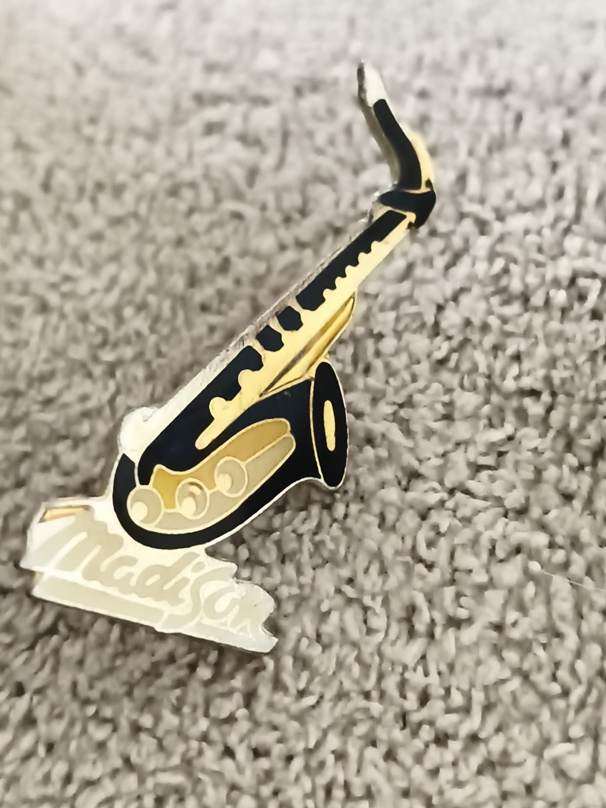 Pin's vintage saxophone Madison émaillé noir doré badge musique (Ref 5)