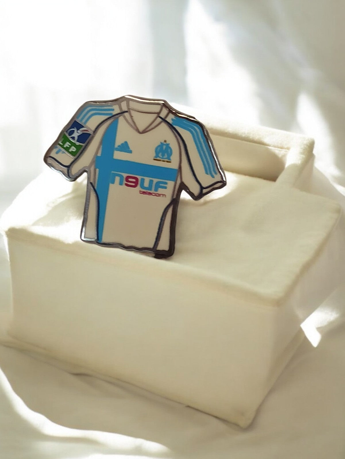 Pin's vintage maillot OM Olympique de Marseille rétro football LFP Adidas